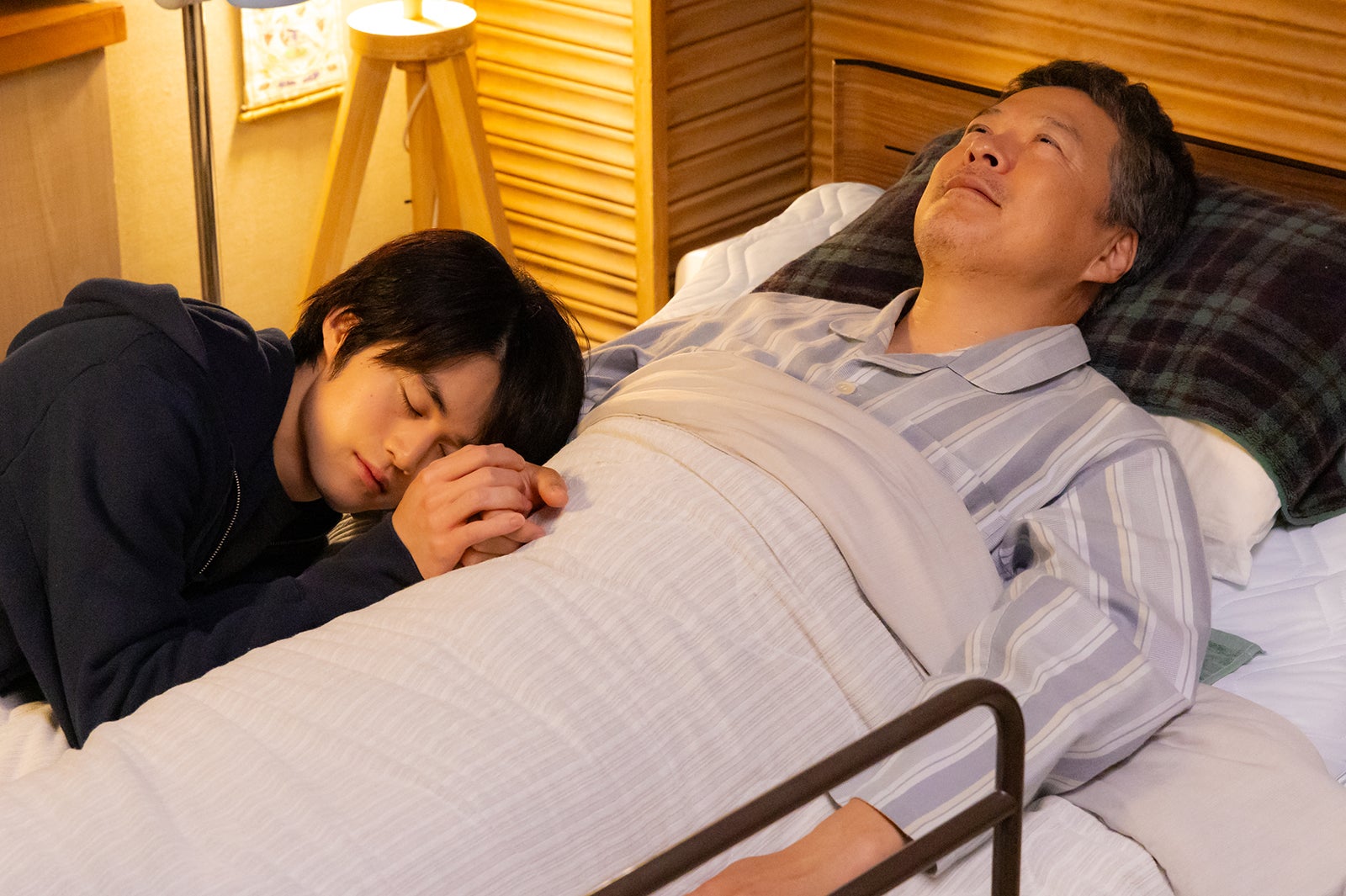 鈴鹿央士、田中哲司「ゆりあ先生の赤い糸」最終話より（C）テレビ朝日