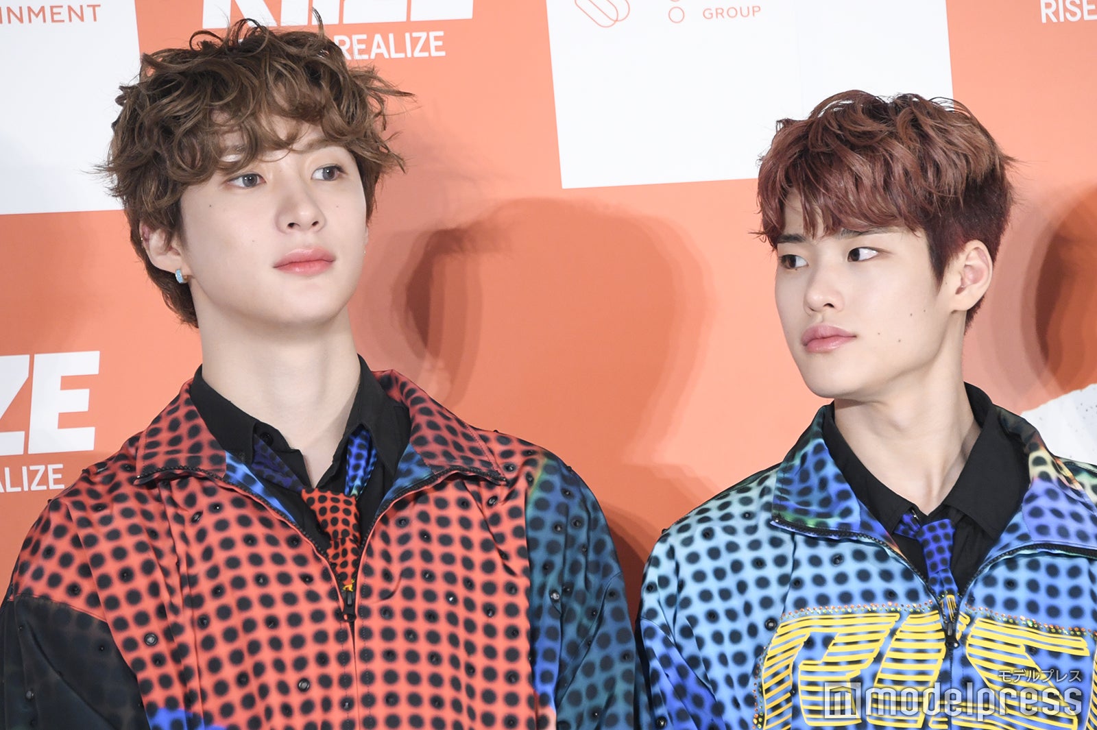 アントンを見つめるソヒ（C）モデルプレス