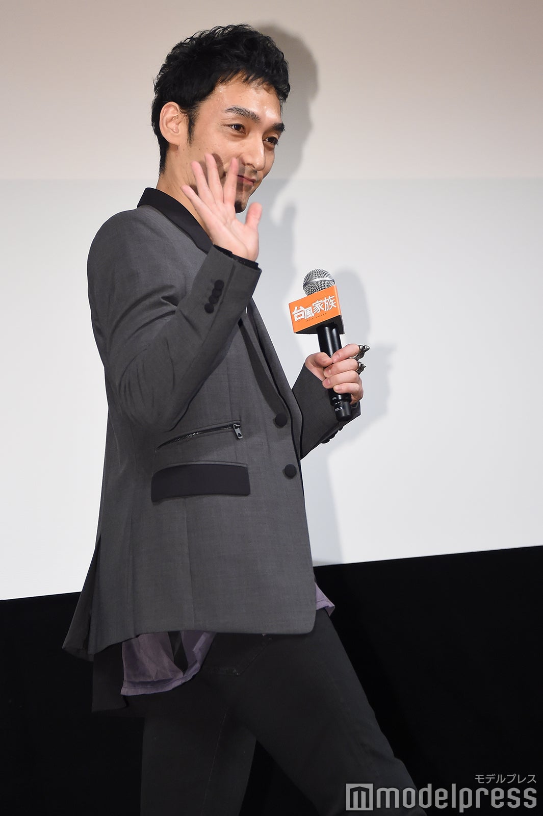 手を振る草なぎ剛 （C）モデルプレス