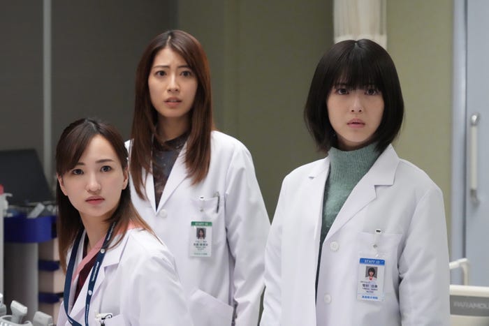 華優希、瀧本美織、浜辺美波 (C)フジテレビ