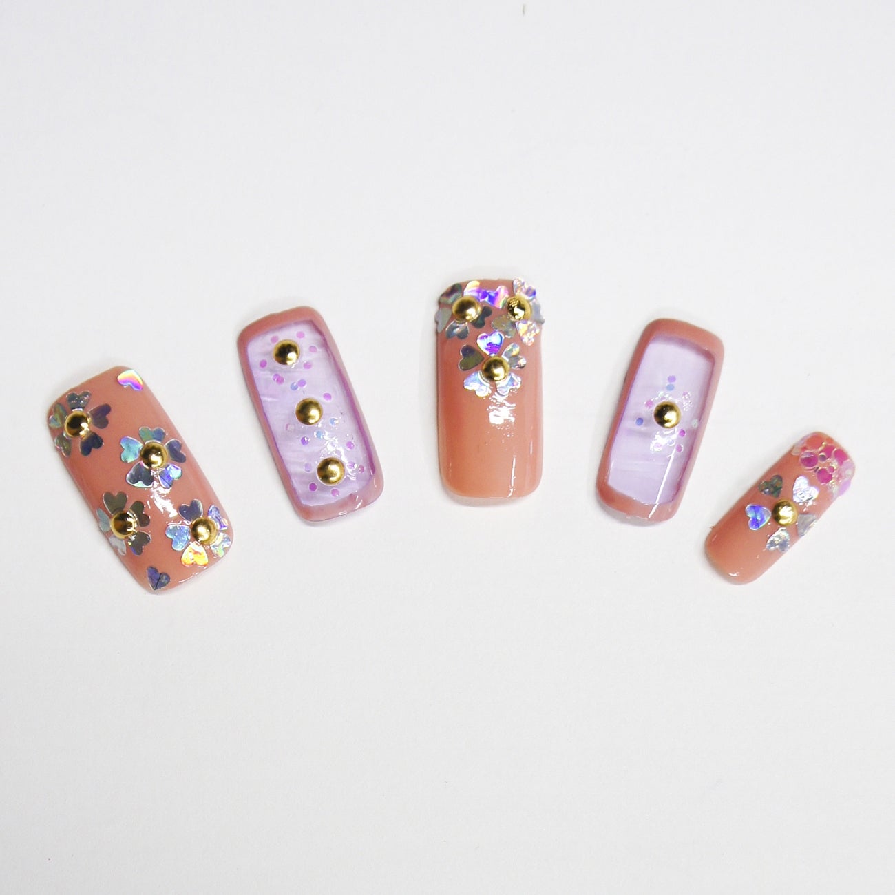 ストーンで華やかに／画像提供：上羽絵惣株式会社