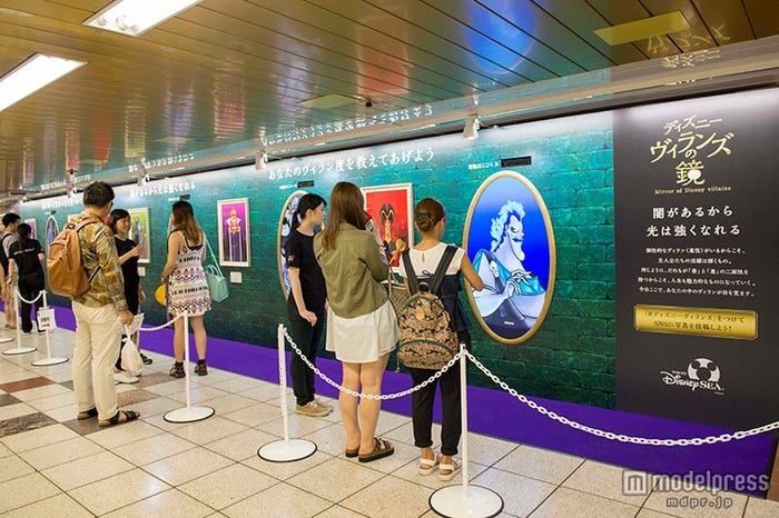 ディズニーヴィランズ 新宿駅 電車内をジャック 一足早いハロウィーンムード漂う モデルプレス