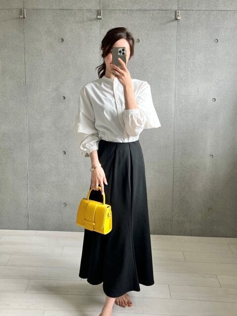 白トップス　大人コーデ　垢抜け　華やか白トップス×黒スカート