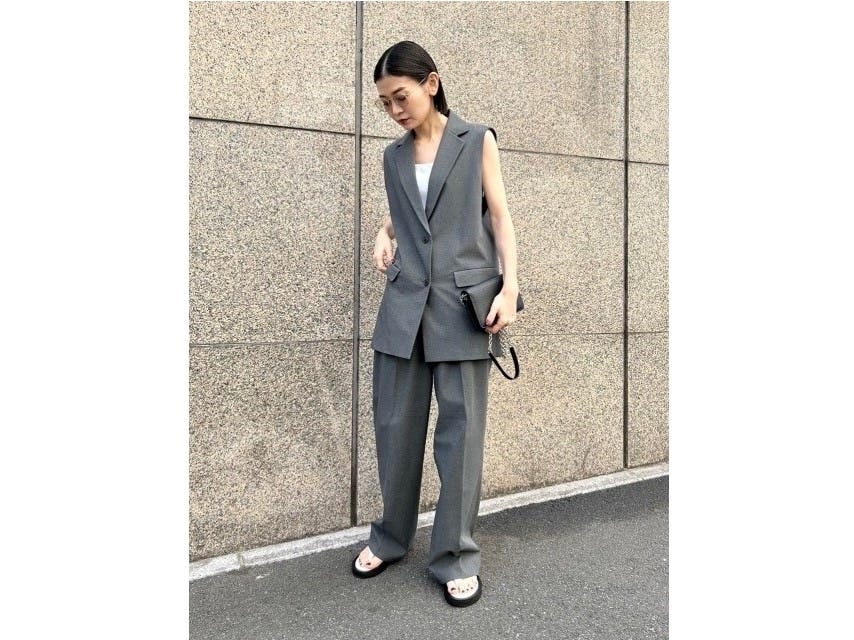 ジレ、タック入りワイドパンツとともにゆったりとしたサイズ感でそろえて　出典：StyleHint
