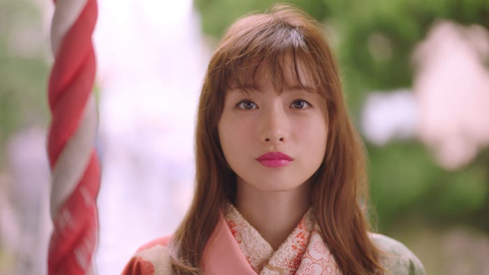 石原さとみ/新CM「後楽園 ゆっくりと時間が流れる街」篇より(提供写真)