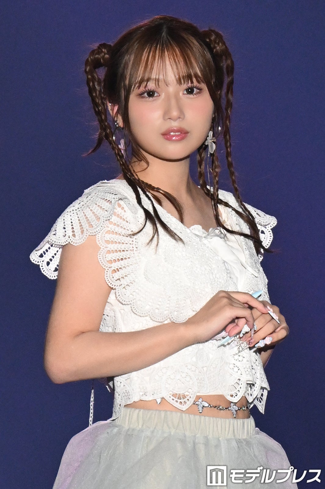 辻ちゃん長女・希空（のあ）、ショート丈ノースリーブからウエストチェーン輝く 三つ編みツインテールが可愛い【TGC新潟2026】