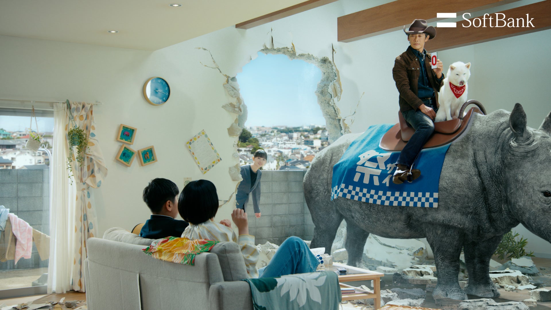 齋藤飛鳥、反町隆史／ソフトバンク新ウェブCM「スマホデビュー祭 お宅訪問」篇（提供写真）