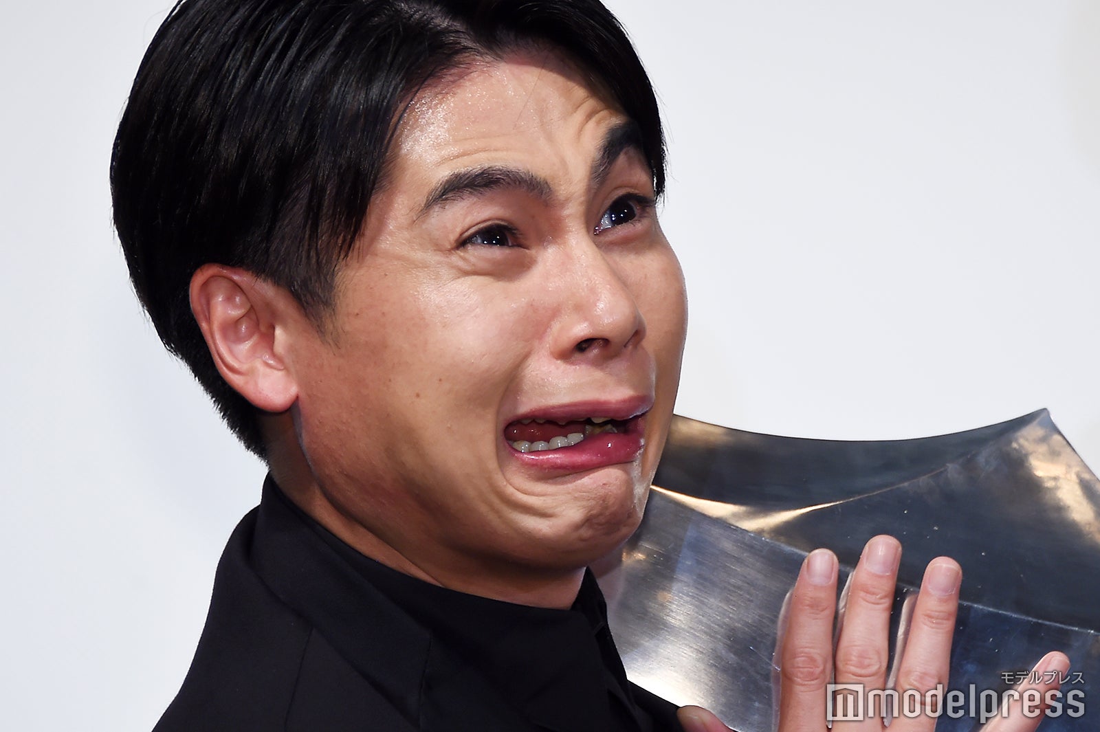 自ら刺さる吉村崇（C）モデルプレス