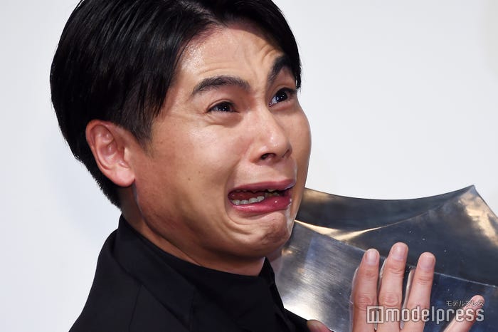 「光栄」と刺さる吉村崇(C)モデルプレス