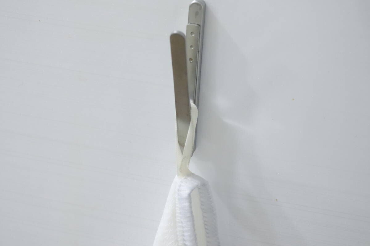 壁のフックにループ紐付きふきんを掛けている 壁のフックにループ紐付きふきんを掛けている