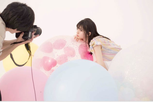 乃木坂46、シンクロ撮影の様子(C)マガジンハウス