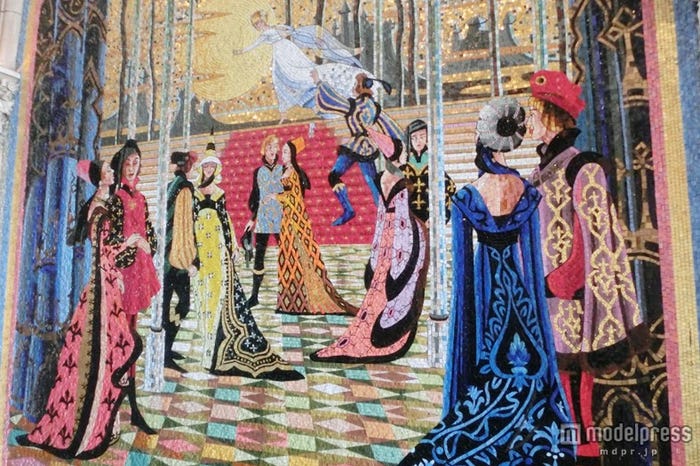 壁画の左端の女性に注目