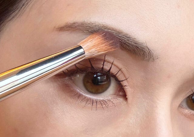 アイシャドウブラシを使ってアイブロウパウダーをON