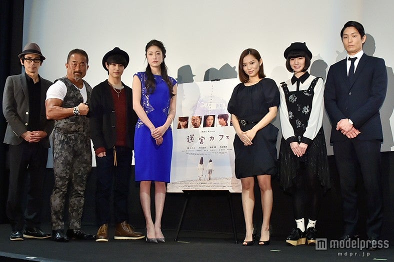 映画『迷宮カフェ』初日舞台挨拶／左から：帆根川廣監督、角田信朗、藤原薫、関めぐみ、市川由衣、荒川ちか、大迫一平
