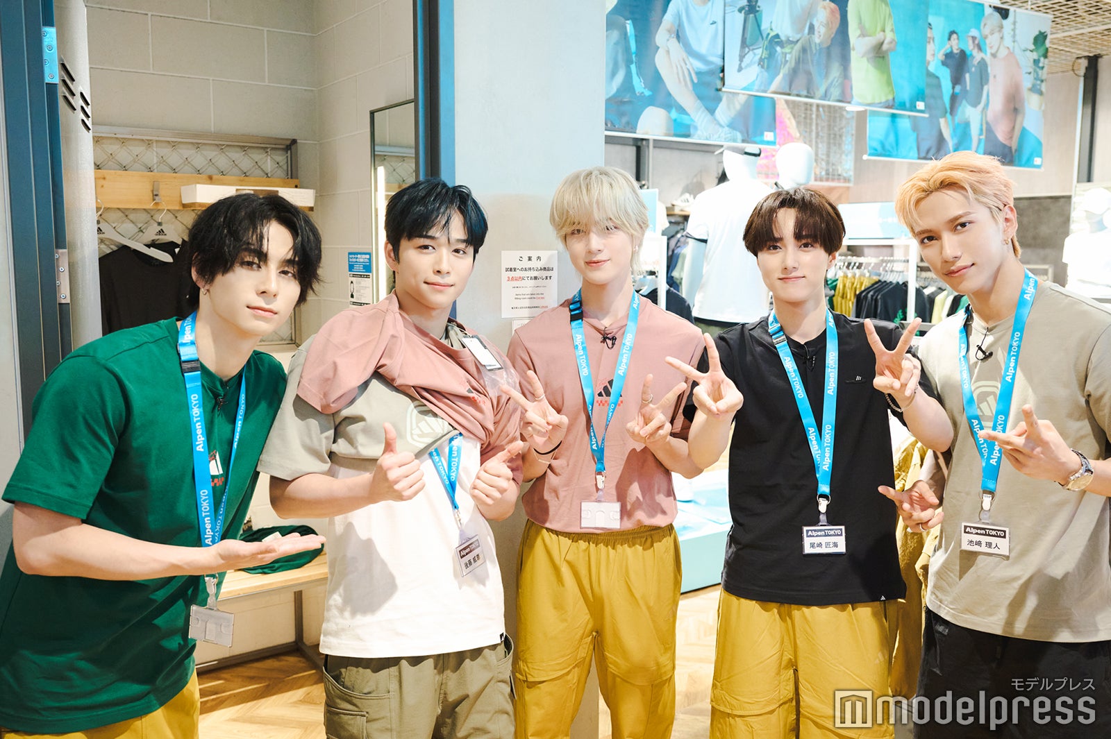 試着体験を終えて満足気の試着案内チーム（C）モデルプレス