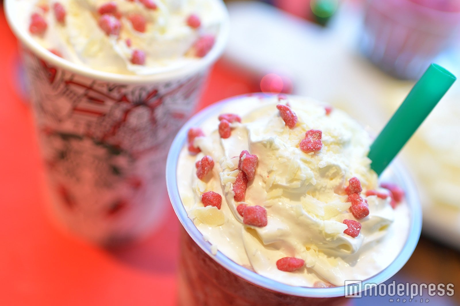 サクッとした食感が楽しいラズベリー風味のメレンゲとフレーク状にしたホワイトチョコレートをトッピング （C）モデルプレス