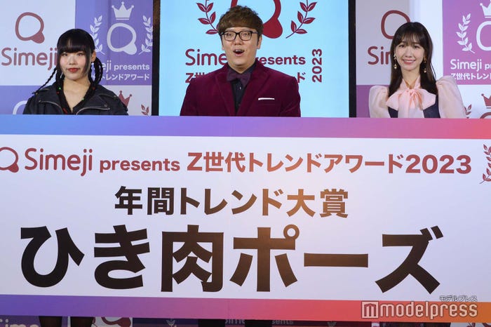 (左から)ヒヨごん、HIKAKIN、柏木由紀(C)モデルプレス