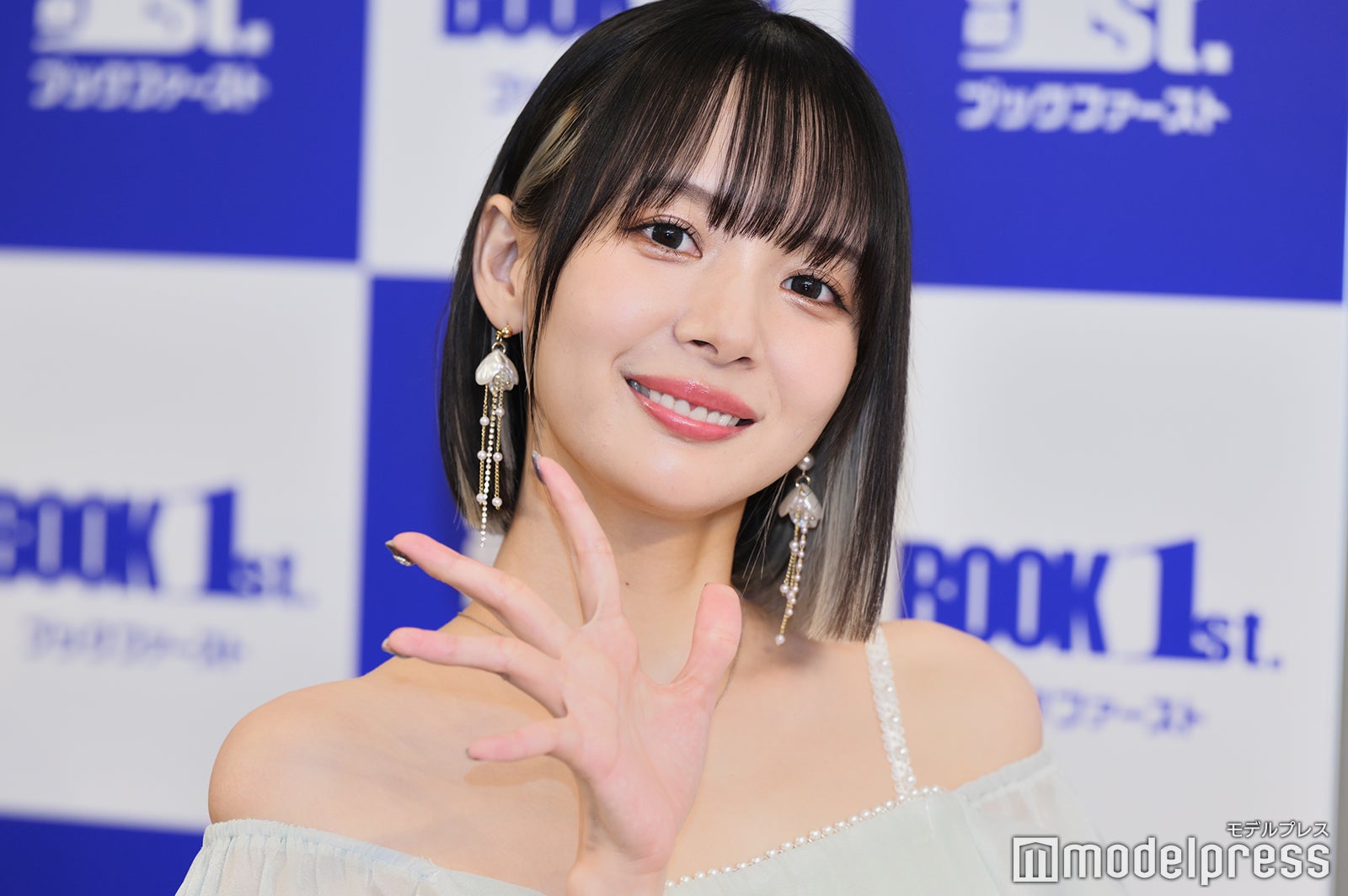 岡田紗佳、美脚際立つノースリーブワンピ姿「完璧スタイル」「小顔際立つ」と反響