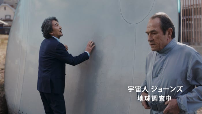 役所広司、トミー・リー・ジョーンズ/新TVCM「町おこし」篇より(提供写真)