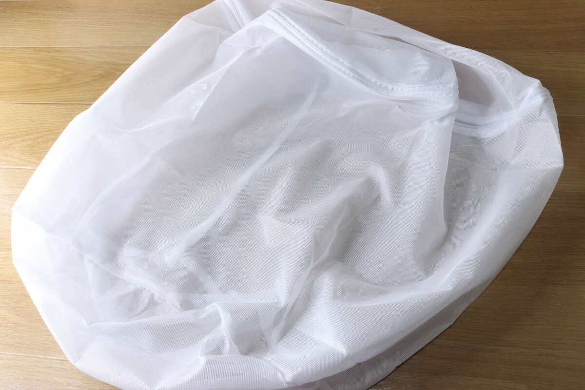 ダイソー 洗えるふとん用洗濯ネット(細目、円柱型) ダイソーの洗えるふとん用洗濯ネット(細目、円柱型)のビジュアル