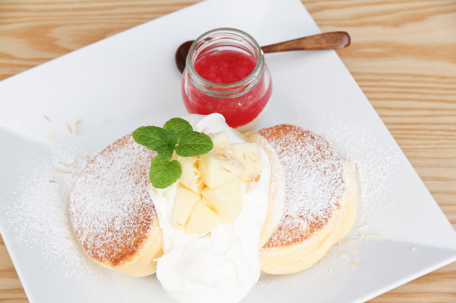 国産りんご紅の夢とギリシャヨーグルトソースの、りんごパンケーキ／画像提供：株式会社エーステクノロジー