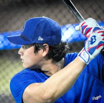 大谷翔平が異例の屋外フリー打撃 ドジャースが非公開練習の模様を公開 開始前に取材対応したロバーツ監督「外で打つならいいことだ」