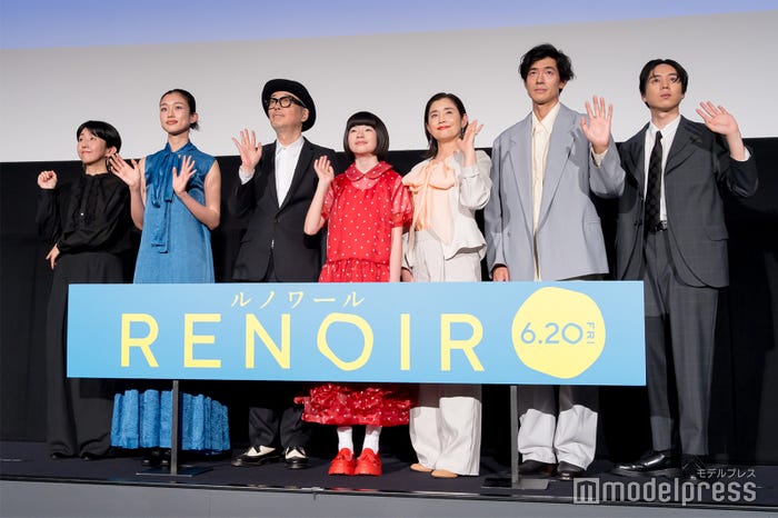 (左から)早川千絵監督、河合優実、リリー・フランキー、鈴木唯、石田ひかり、中島歩、坂東龍汰(C)モデルプレス