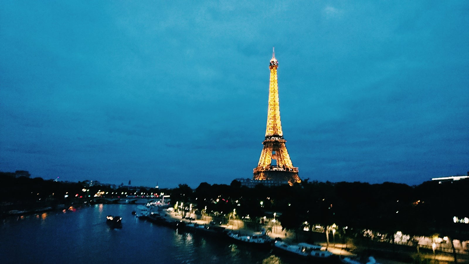 キラキラ輝くエッフェル塔／画像提供：所属事務所