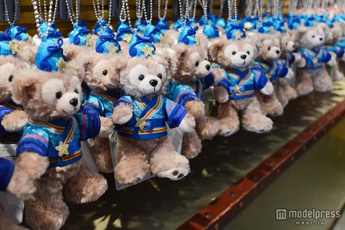 ダッフィーのぬいぐるみバッジがズラリ