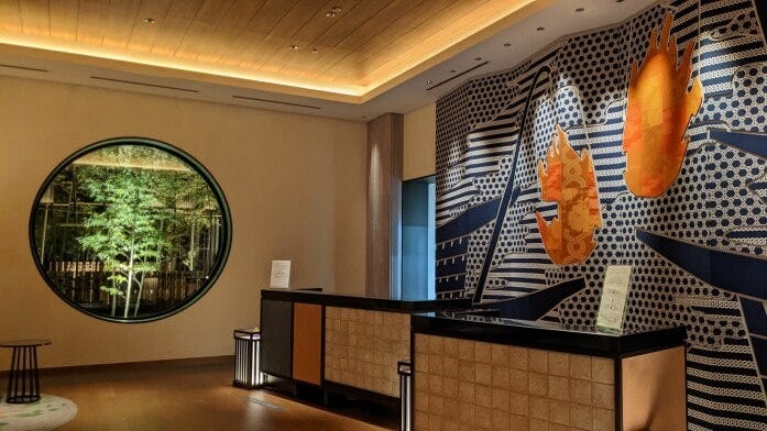 鵜飼のアートワークには、犬山祭の衣装なども使われており、ネイバーフッドストーリーが満載のレセプション（ホテルインディゴ犬山有楽苑）