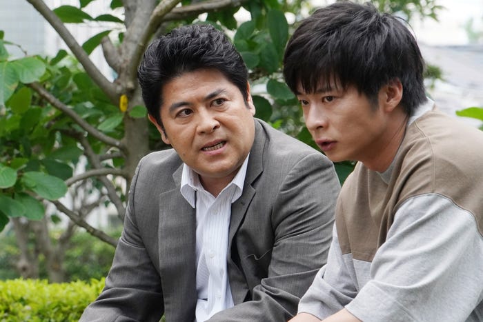 皆川猿時、田中圭/「あなたの番です」第16話より(C)日本テレビ