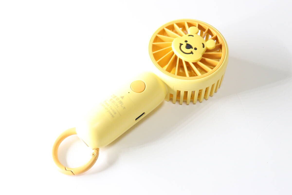ダイソー ミニ扇風機、充電式、クリップスタンド付(くまのプーさん) ダイソーのミニ扇風機、充電式、クリップスタンド付(くまのプーさん)のビジュアル