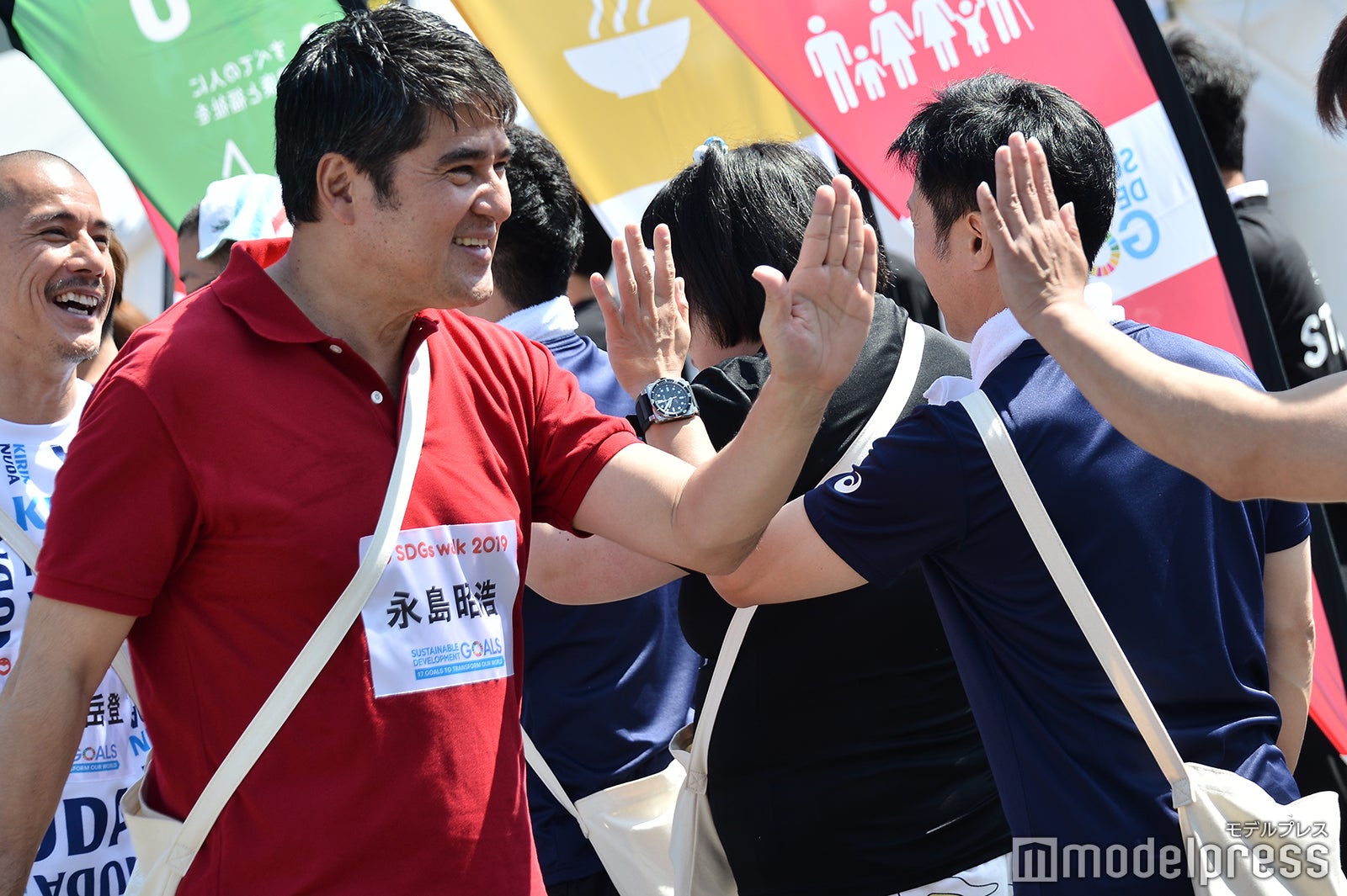 ハイタッチでスタート （C）モデルプレス