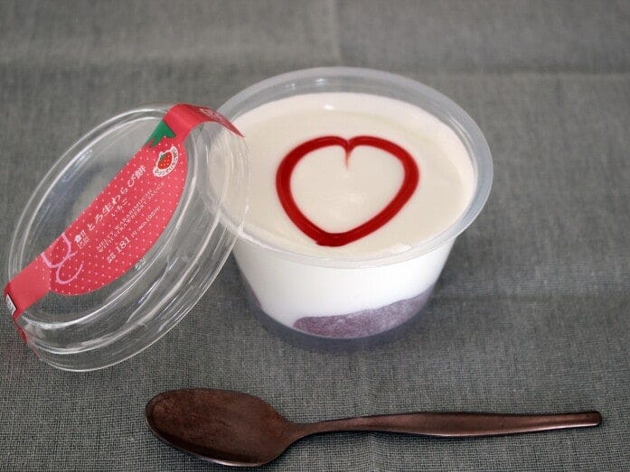 たっぷりの生クリームに、いちごソースで描かれたハートがかわいい