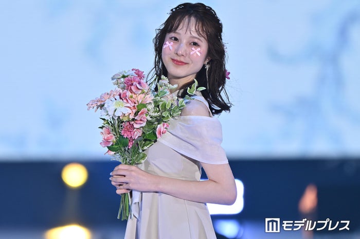 本田紗来、美肩＆美脚輝くミニ丈ワンピ姿に視線集中「透明感すごい」「理想のスタイル」【ガルアワ2026SS】