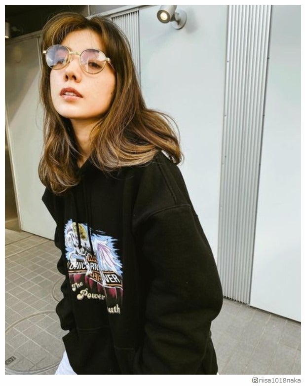 仲里依紗、“ゴールドハイライト”イメチェン姿披露 将来は「ド派手ばあちゃんになる」