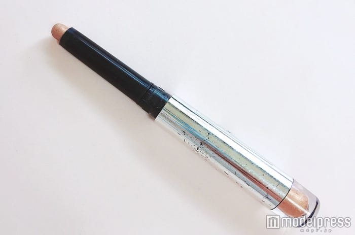 ワンハンドでアイメイクが完成/写真:onoaki(C)モデルプレス