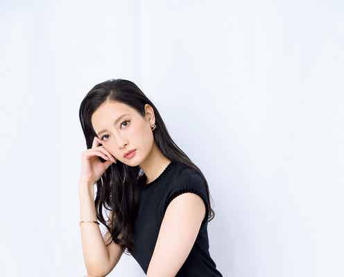 菜々緒、黒ワンピで美脚披露