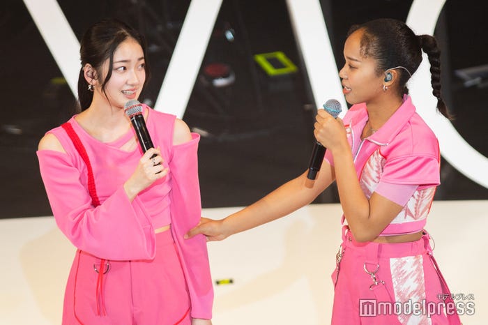 涙ぐむ結海に寄り添うmiyou (C)モデルプレス