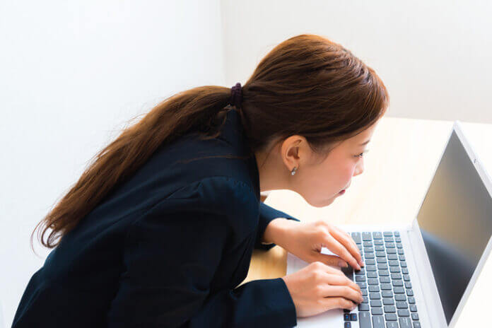 「それ、ナチュラルメイクじゃないから…」勘違いおばさんの特徴10個！イタすぎる行動とは