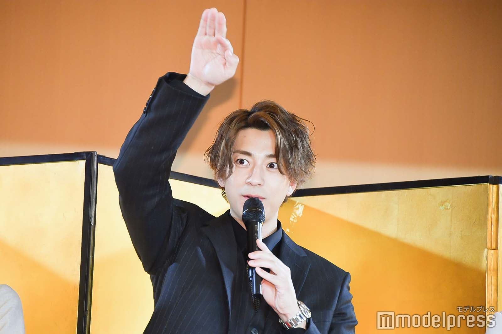 八木勇征は「ドラゴンボール」に登場する大盛りご飯くらい食べると説明する三浦翔平（C）モデルプレス