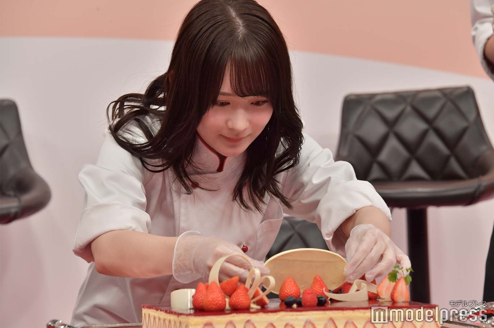 最後の盛り付けに緊張する畑芽育（C）モデルプレス