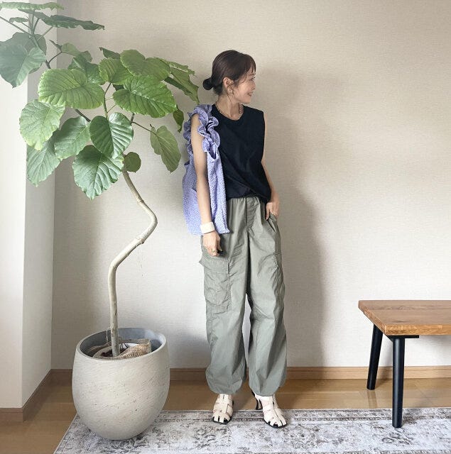 イージーカーゴパンツ　タンクトップ　コーデ　メンズライク