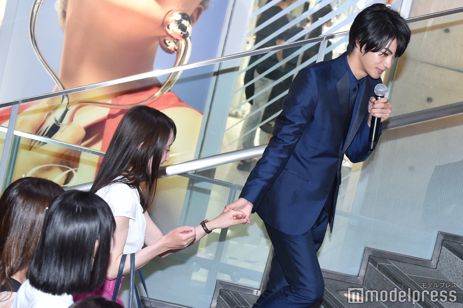 ファンの女性をエスコートする神尾楓珠 （C）モデルプレス
