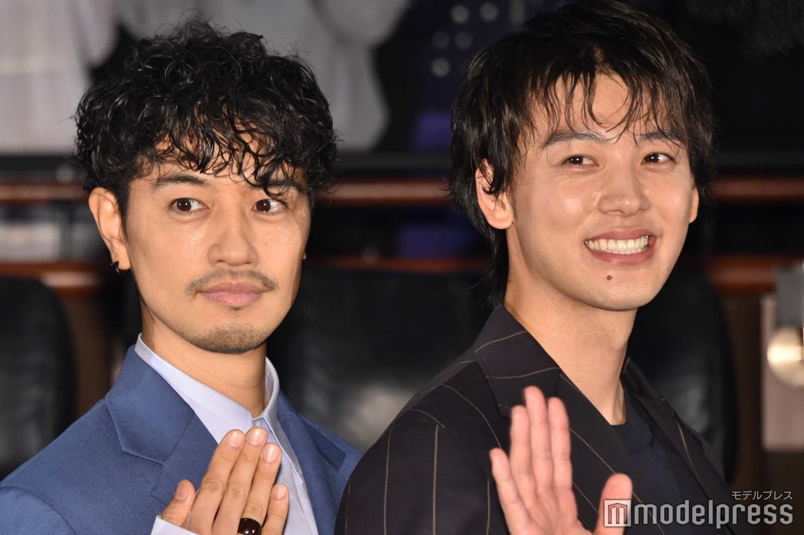 手を振る竹内涼真の隣で1人だけ指輪見せる斎藤工（C）モデルプレス