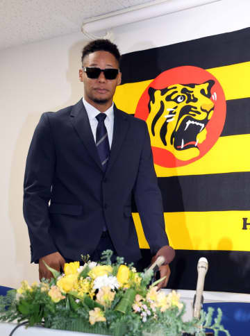 阪神の新助っ人がめっちゃオシャレ 来日時もビシッとコーデ→会見では高級ブランドに身を包む メジャーではイニング数以上の奪三振マーク