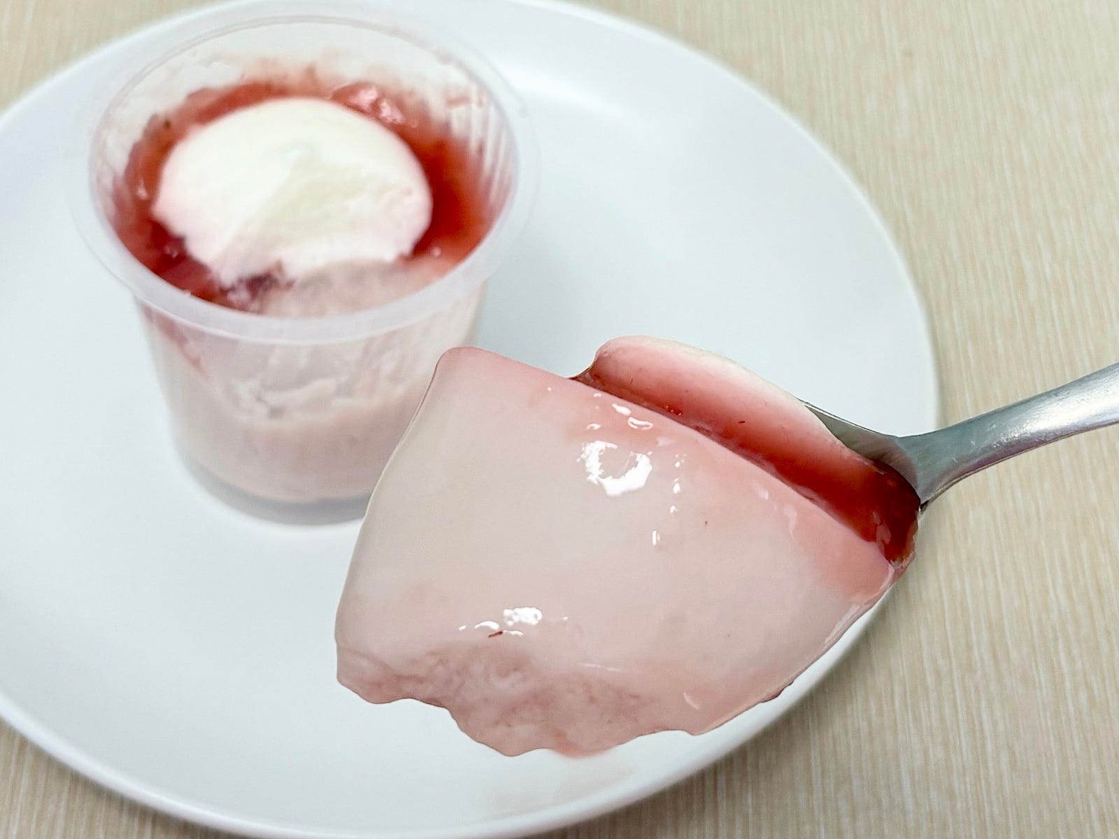 やさしい味わいのいちごミルクプリンと甘酸っぱいいちごのコンポートが相性抜群！ 