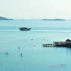 多くの人が、思い思いにSUP、カヤック、シュノーケルを楽しむ(C)モデルプレス