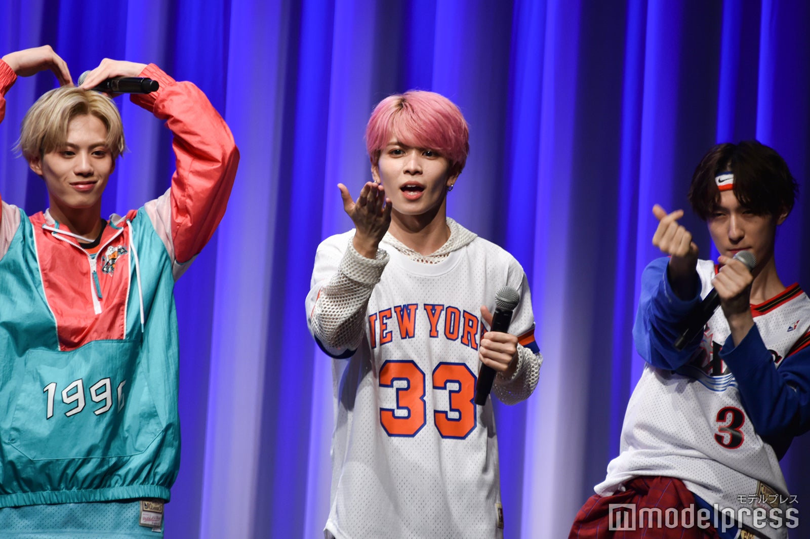 それぞれ思い思いのファンサービスをする小堀柊、栗田航兵、四谷真佑（C）モデルプレス