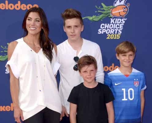 ベッカム家のイケメン息子たち、米国女子サッカーの美人GKとポーズ